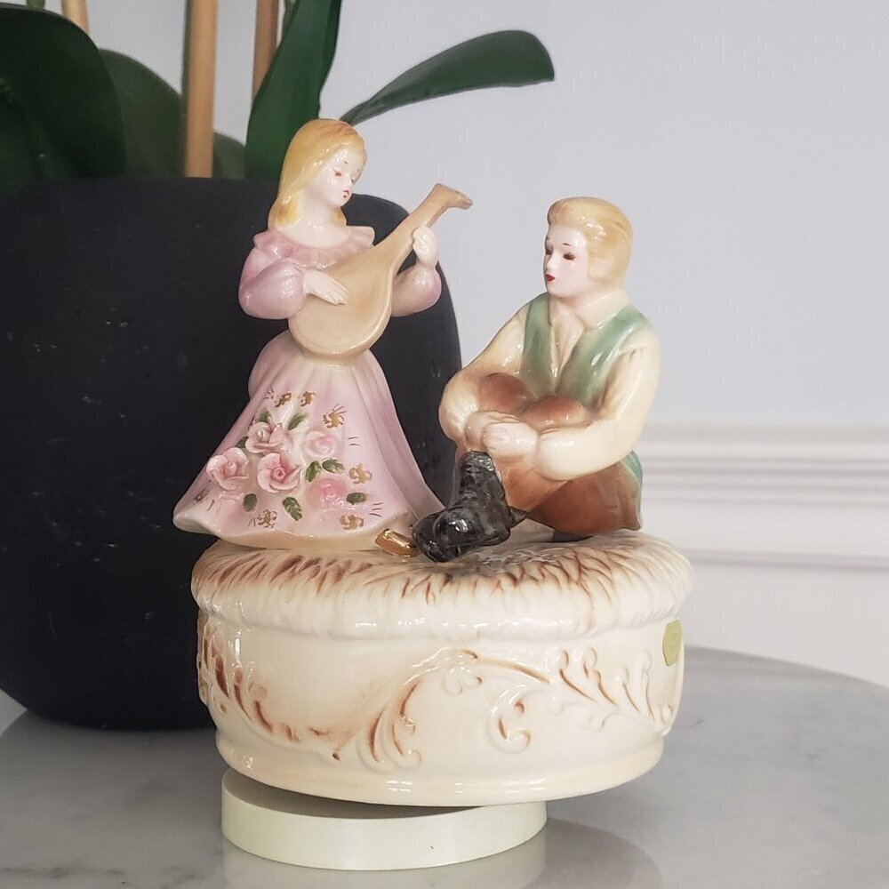 Vtg Josef Originals Loving Couple Ceramic Moving Figurine & Rotating Music Box
